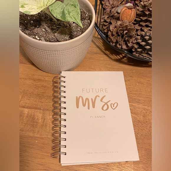 Miss to Mrs Blank Wedding Planner w/ Countdown Calendar - Picture 4 of 7